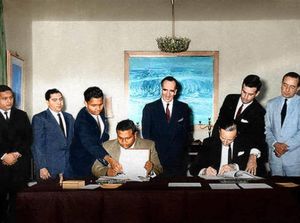 1965년 7월 26일, 이브라힘 나시르 총리가 영국과의 독립 협정에 서명하는 모습