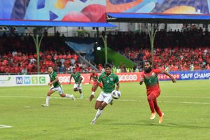 아슈파크 (오른쪽)가 2021년 SAFF 선수권 대회에서 방글라데시를 상대로 경기를 펼치고 있다.