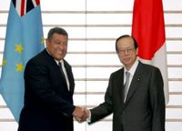 투발루의 총리아피사이 이엘레미아(왼쪽)와 일본의 내각총리대신후쿠다 야스오(오른쪽)(2007년12월 6일, 총리대신 관저에서)