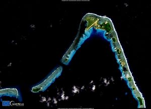 콰잘레인 환초(Kwajalein atoll)의 가까운 모습은 전형적인 지형을 보여준다. 환초 가장자리는 석호를 둘러싸고 있는 산호섬들로 점점이 흩어져 있다.