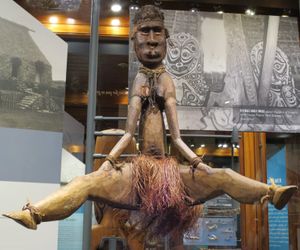 파푸아뉴기니 사워스족 남성들의 정령의 집 박공