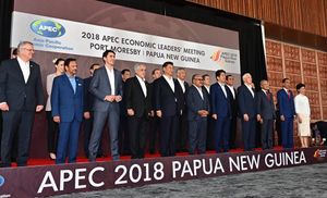 2018년 파푸아뉴기니 APEC 정상회담 가족사진. 오닐이 중앙에 서 있고, 오른쪽에는 시진핑 중국 국가주석이 있다.