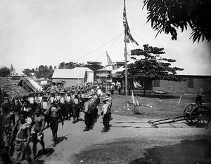 독일, 미국, 영국의 합동 위원회가 1899년 6월 사모아 왕정을 폐지하는 모습.