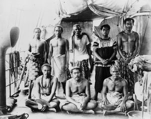 사이판으로 망명 가는 독일 군함에 탑승한 추방된 연설가 라우아키 나물라울루 마모에(왼쪽에서 세 번째, 연설자 지팡이를 들고 서 있음)와 다른 추장들, 1909년