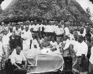뉴질랜드 군인들의 흑토요일 학살 이후, 1929년 마우 운동 지도자 투푸아 타마세세 레알로피 3세의 사망을 애도하는 사모아 전역의 족장들