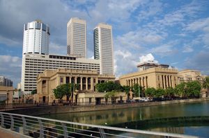 구 의사당, 실론은행(Bank of Ceylon) 건물, WTC 트윈 타워는 포트의 콜롬보 금융 지구에 있다.