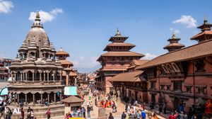 파탄 두르바르 광장, 카트만두 계곡의 세 개의 궁전 광장 중 하나로, 17세기에 말라(Mallas) 왕조에 의해 건설되었다. 두르바르 광장은 네팔 예술과 건축의 1000년 이상의 발전의 정점을 보여준다.