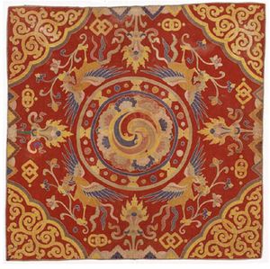 19세기 부탄의 트리케프() "왕좌 덮개". 왕좌 덮개는 높은 라마가 사용하는 사원 방석 위에 놓였다. 중앙의 원형 소용돌이 기호는 "네 가지 기쁨"으로서의 간킬이다.