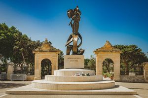 플로리아나에 있는 몰타 독립 기념비