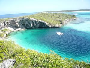 롱 아일랜드(Long Island, Bahamas)의 클라렌스 타운(Clarence Town)에 있는 딘스 블루 홀(Dean's Blue Hole)