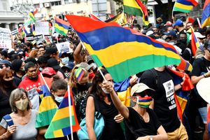 정부의 MV 와카시오 원유 유출 사건에 대한 신속하고 효과적인 대응 실패는 반정부 시위로 이어졌다.