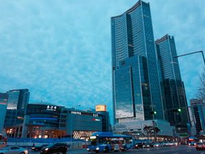 용산역(왼쪽)과 래미안 아파트(오른쪽). 사진 오른쪽에는 신용산 지하철역이 있다.