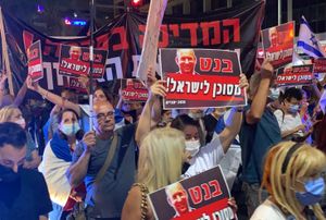 2021년 9월 23일, 이스라엘 텔아비브에서 열린 나프탈리 베네트(Naftali Bennett) 반대 시위. 시위대가 주로 들고 있던 표지판 중 하나는 영어로 "베네트는 이스라엘에 위험하다!"로 번역된다.