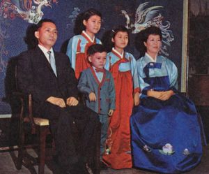 왼쪽부터, 박정희, 박근혜, 박지만, 박근령, 육영수.