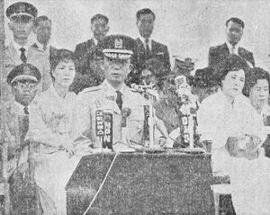 1963년 대장 예편한 박정희