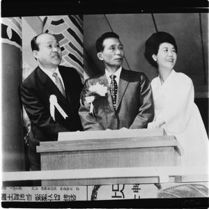 1971년 4월 서울 지하철 건설 착공식의 육영수 여사(맨 오른쪽)