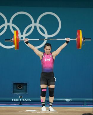 [[궈싱춘]] 선수가 [[2024년 하계 올림픽]]에서 105kg을 들어올리고 있다.