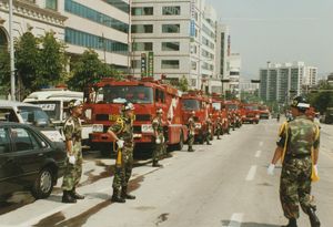 삼풍백화점 붕괴 사고 당시 사고 현장을 통제하고 있는 수도방위사령부 헌병대원들