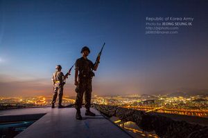 서울 도심에서 야간 방공 경계임무를 수행 중인 수도방위사령부 장병들