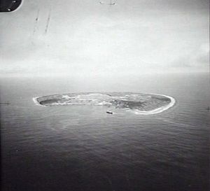 오스트레일리아 왕립 공군이 1945년 촬영한 오션 아일랜드(바나바)의 항공 사진으로, 섬 중앙에 인산염 채굴의 광범위한 영향이 보입니다.