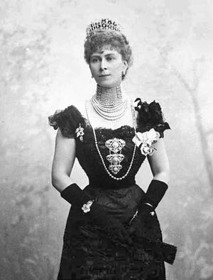 공식 드레스, 진주 목걸이, 티아라를 착용한 마른 메리