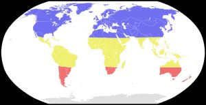 인플루엔자 계절적 위험 지역: 11월~4월(파란색), 4월~11월(빨간색), 연중(노란색)
