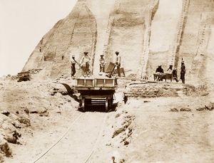 1865년 페루 친차 제도의 과아노 채굴 작업자들이 손수레에 과아노를 싣고 있다