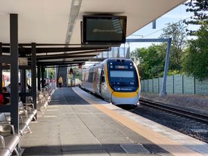 퀸즐랜드 레일 시티 네트워크(Queensland Rail City network) 내 아이피스위치/로즈우드 노선(Ipswich/Rosewood line)의 옥슬리 역(Oxley railway station)에 정차한 여객 열차