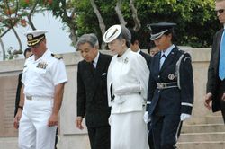 사이판을 행차하는 아키히토 상황과 미치코 상황후