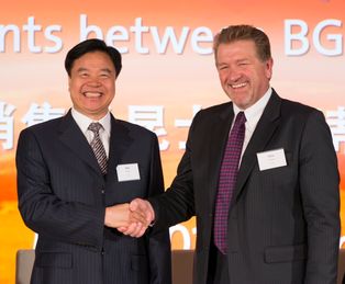 2013년 [[중국해양석유총공사|CNOOC 그룹]] 회장 [[왕이린]] (왼쪽)이 [[BG 그룹]] CEO [[크리스 핀레이슨 (사업가)|크리스 핀레이슨]]과 악수하는 모습