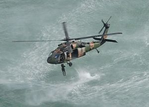 2013년, 제16항공여단 소속 제171특수작전항공대대 블랙호크 헬리콥터에서 뛰어내리는 제1코만도연대 병사.