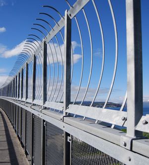 다리에 설치된 자살 예방 울타리