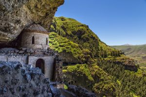 바르지아 석굴 도시의 예배당, 아래에는 쿠라 강 계곡이 있다.