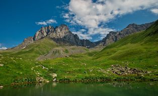 유타 계곡의 티나 호수와 차우키 산