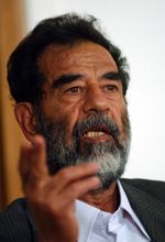 2004년 7월, 예심에서 의견을 진술하는 사담 후세인(Saddam Hussein)