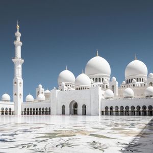 셰이크 자이드 그랜드 모스크 (Sheikh Zayed Grand Mosque)는 아부다비에 있다. 이슬람교는 아랍에미리트의 국교이다.