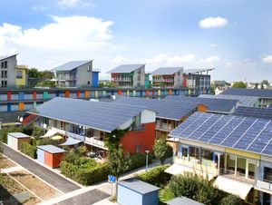 독일 프라이부르크에 위치한 지속 가능한 주거 커뮤니티 프로젝트인 태양광 주거 단지.