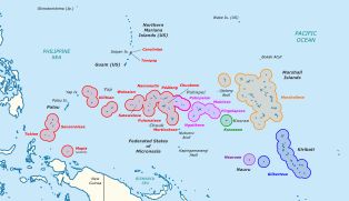 [[미크로네시아어군]]의 식민지 이전 분포도; 길버트어 사용 지역은 파란색으로 음영 처리되었으며 [[라인 제도]]와 피지의 [[라비섬]]은 포함되지 않음.
