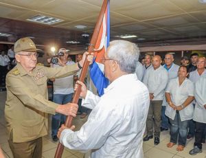 2016년 에콰도르 지진 지원 후 쿠바 의료팀의 기념 사진.