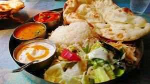 우타르프라데시 탈리(Thali)에는 난(Naan), 술타니 달(Sultani Dal), 라이타(Raita), 샤히 파니르(Shahi Paneer)가 포함되어 있다.