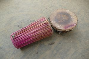 타막(오른쪽)과 툼닥(왼쪽) - 방글라데시 디나즈푸르 지구의 마을에서 촬영한 산탈 사람들의 전형적인 북.