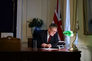 2024년 7월, 키어 스타머 총리가 조 바이든 미국 대통령과 전화 통화를 하고 있다.