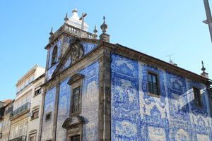 아줄레주는 포르투갈 건축의 특징적인 요소이다.