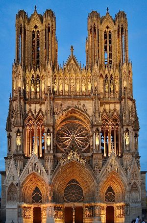 랭스 대성당 외관, 푸른 하늘을 배경으로 한 고딕 양식의 석조 대성당