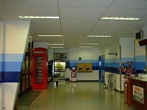 영국의 빨간 전화 부스가 있는 디에고 가르시아 공항 여객 터미널.