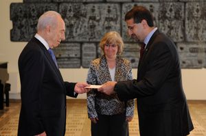 2011년 8월 3일, 주 이스라엘 미국 대사 다니엘 B. 샤피로가 이스라엘 대통령 시몬 페레스에게 신임장을 제출하는 모습