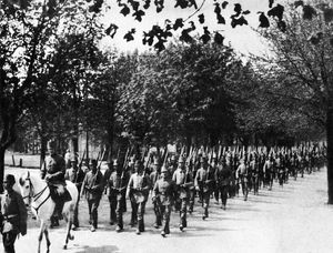 1917년 리예파야(리바우)에서 열병식에서 돌아오는 제27예거대대의 개척 중대