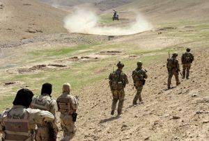 2012년 아프간 국군과 함께 대기 중인 미 육군 치누크 헬리콥터로 향하는 (호주) 제2 코만도 연대 특수부대