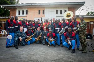 2015년 3월, 두알라(Douala)에서 카메룬과 미국의 군악대원들