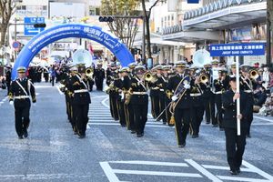 2022년 국제 함대 사열식 기간 중 요코스카 사열식에서 행진하는 해상자위대 오미나토 군악대